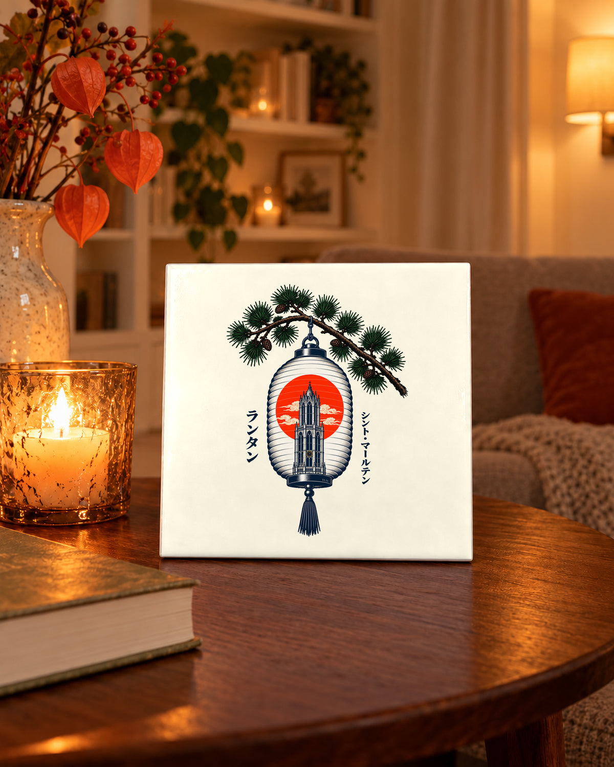 Tōki Tile 陶 | Lantern — White — keramisch tegeltje in een huiselijk interieur met kaarslicht