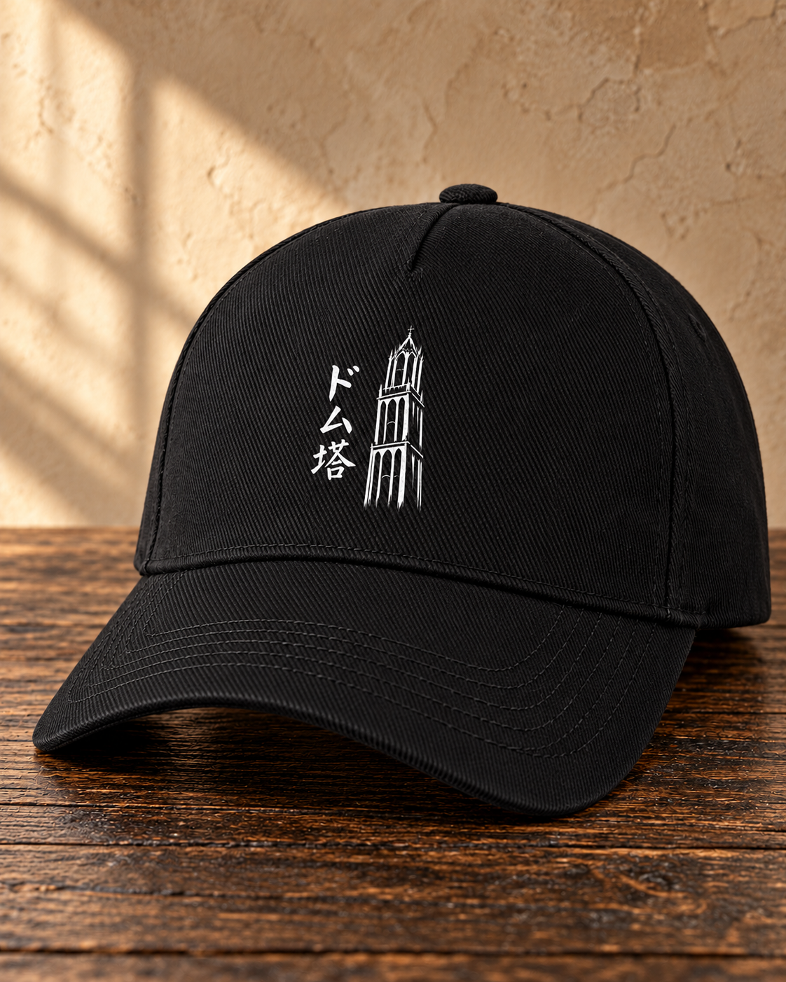 Kage Cap 影 | Black — schuin aanzicht op houten tafel