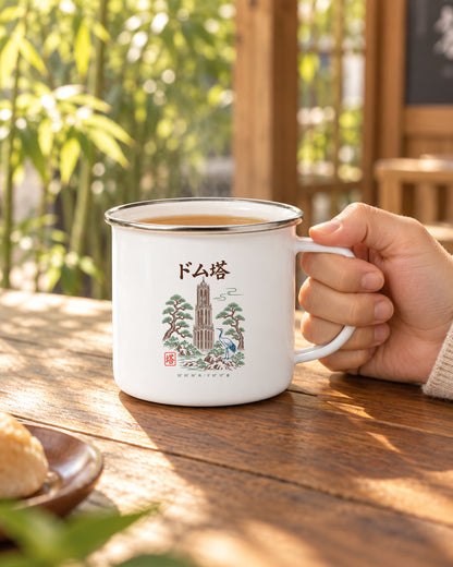 Cha Mug Zen Light — emaille mok met originele Domtoren-print tijdens gebruik