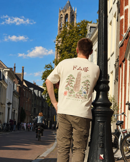 Fudo Tee Zen Light – oversized Cream, tweede rugpose bij de Domtoren