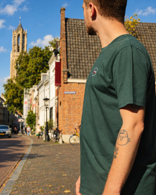 Kata Tee Embroidered Ink – voorzijde in Utrecht