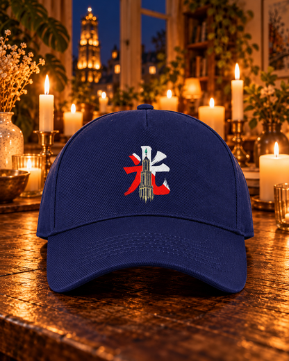 Kage Cap Candle in navy — vooraanzicht bij kaarslicht