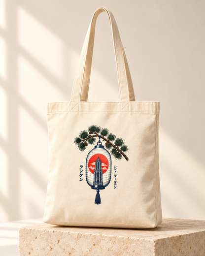 Fukuro Tote Lantern naturel met lange hengsels, op een natuurstenen sokkel