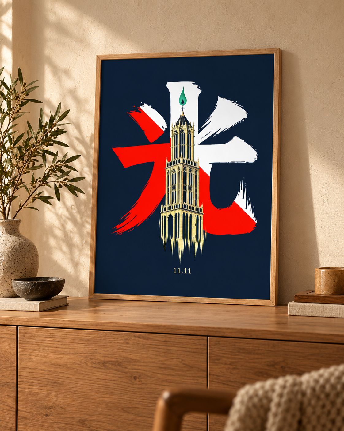 Gunjō Poster Candle in een eiken kader op een houten dressoir