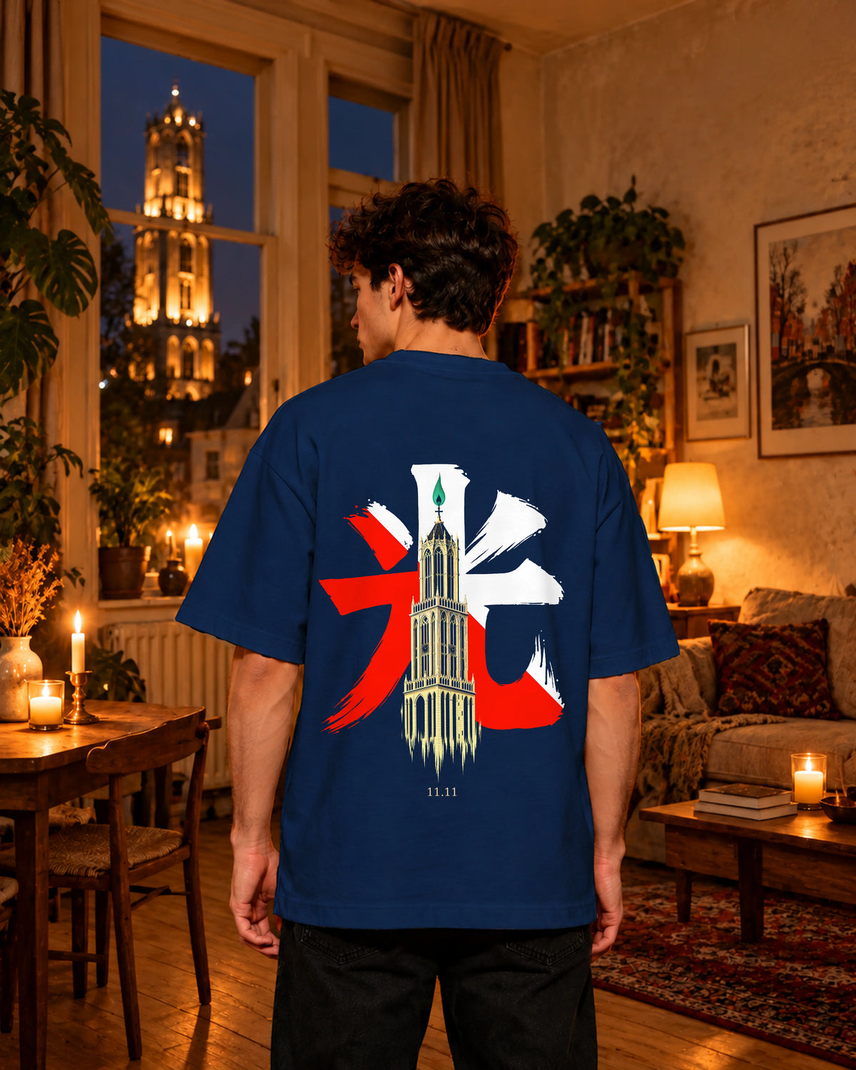 Fudō Tee 不動 | Candle — rugaanzicht met origineel ontwerp — binnen bij kaarslicht