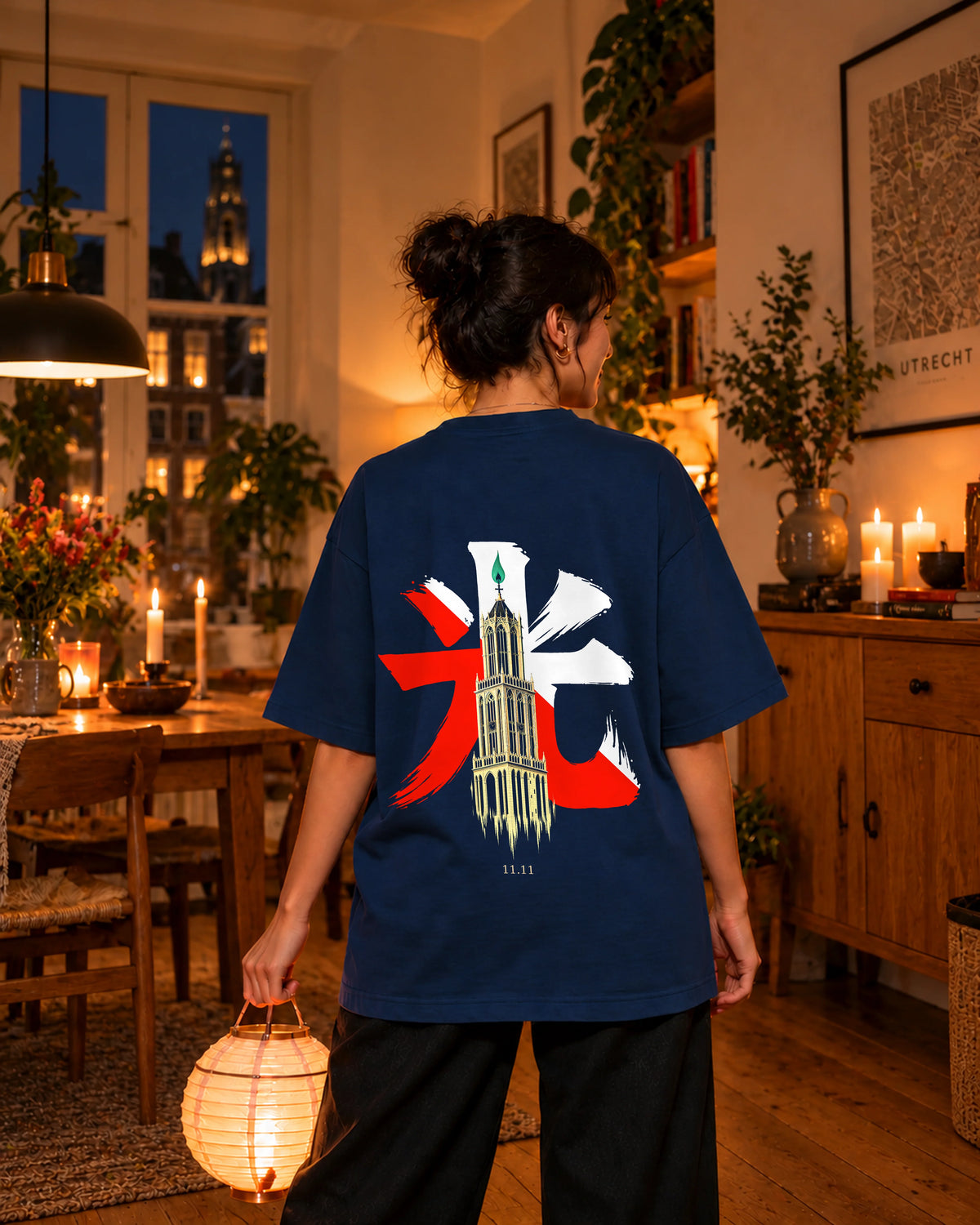 Fudō Tee 不動 | Candle — rugaanzicht met origineel ontwerp — binnen bij kaarslicht
