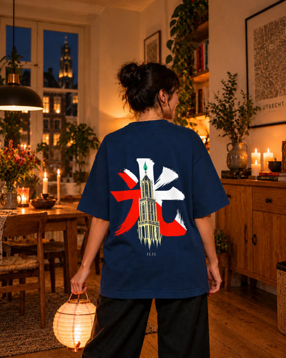 Fudō Tee 不動 | Candle — rugaanzicht met origineel ontwerp — binnen bij kaarslicht