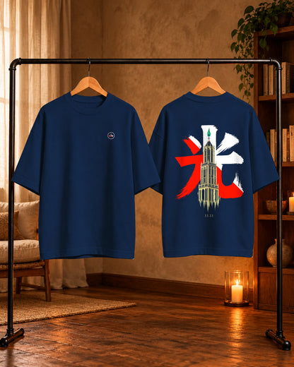 Fudō Tee 不動 | Candle — Navy — voor- en achterkant aan houten hangers in huis met kaarslicht