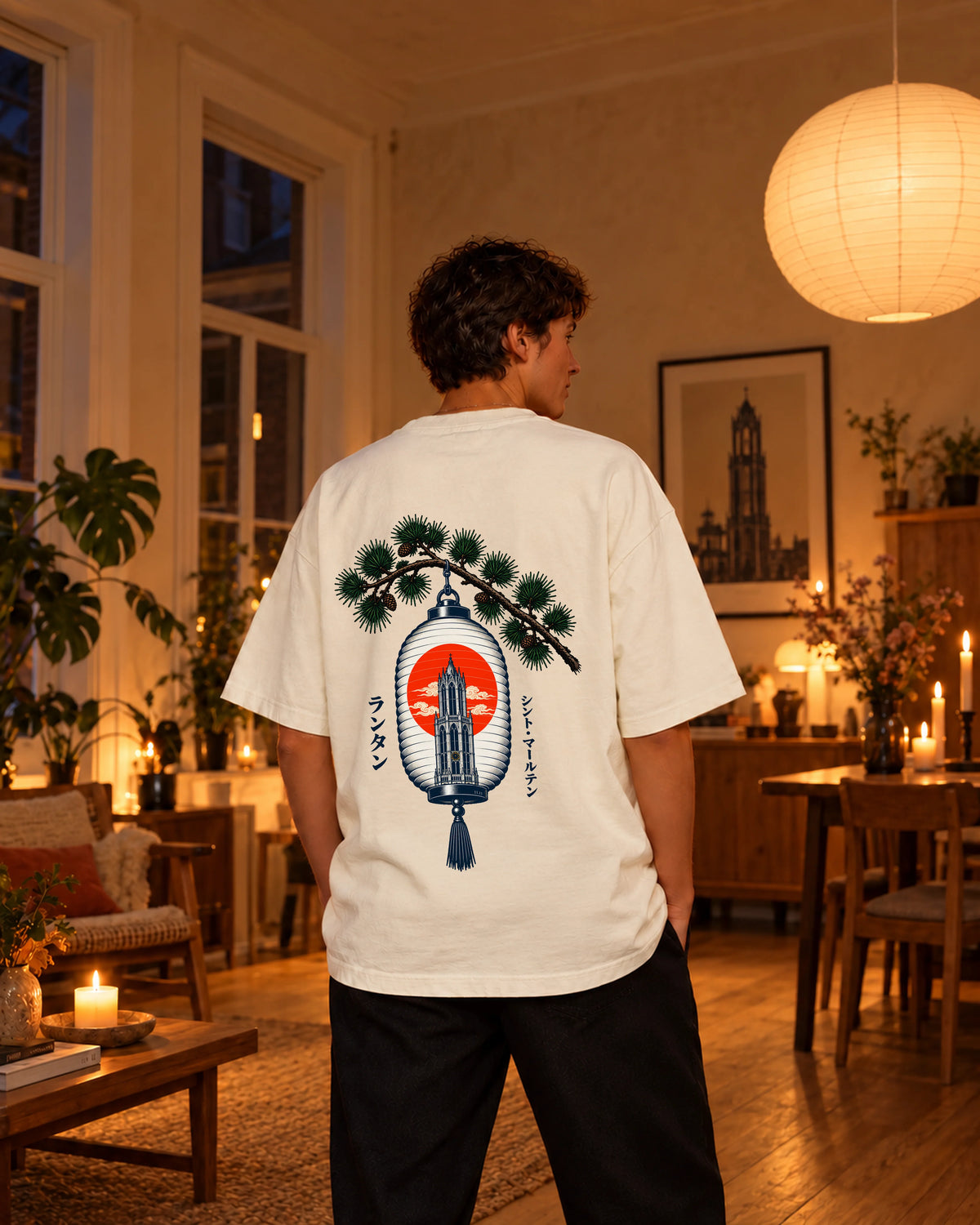 Fudō Tee 不動 | Lantern — rugaanzicht met origineel ontwerp — binnen bij kaarslicht