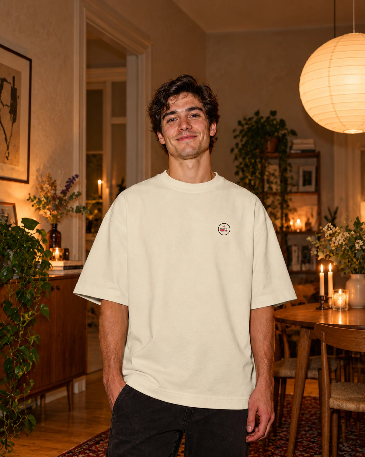 Fudō Tee 不動 | Lantern — vooraanzicht met origineel borstlogo — binnen bij kaarslicht