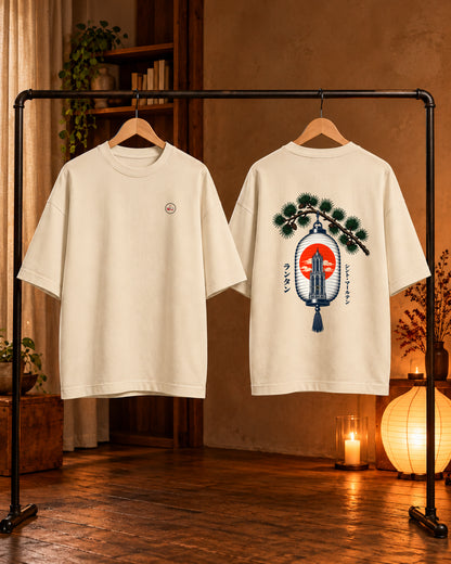 Fudō Tee 不動 | Lantern — Vintage White — voor- en achterkant aan houten hangers in huis met kaarslicht
