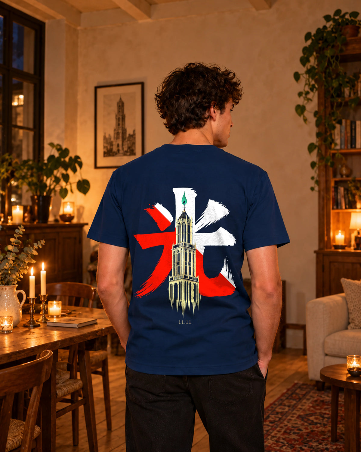 Kata Tee 型 | Candle — rugaanzicht met origineel ontwerp — binnen bij kaarslicht