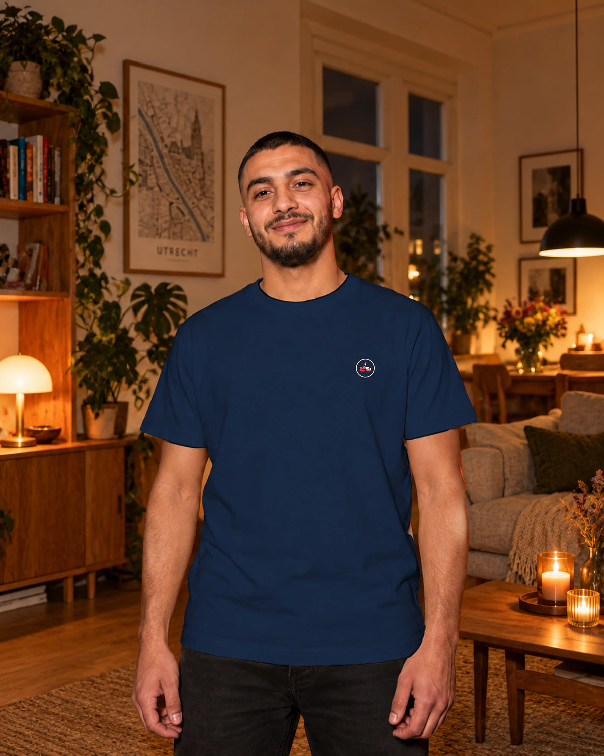 Kata Tee 型 | Candle — vooraanzicht met origineel borstlogo — binnen bij kaarslicht