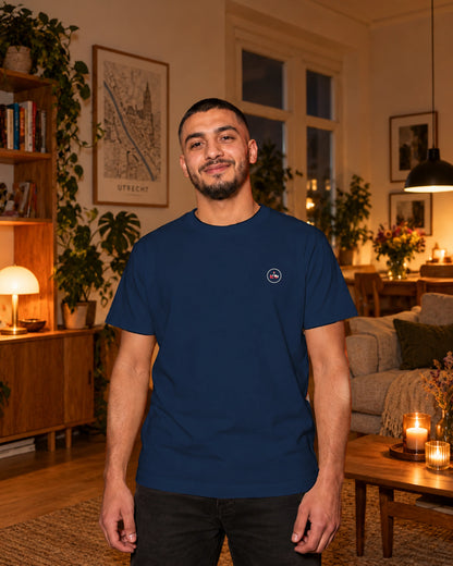 Kata Tee 型 | Candle — vooraanzicht met origineel borstlogo — binnen bij kaarslicht