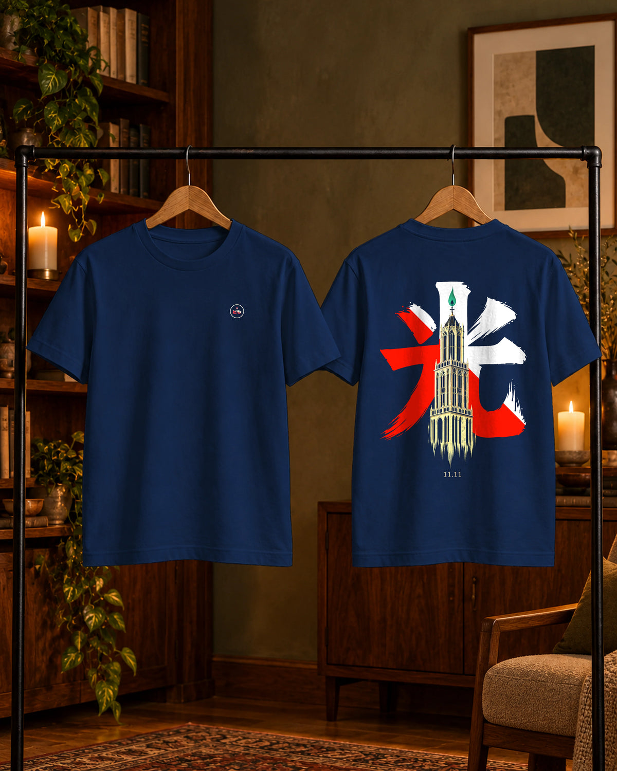 Kata Tee 型 | Candle — Navy — voor- en achterkant aan houten hangers in huis met kaarslicht