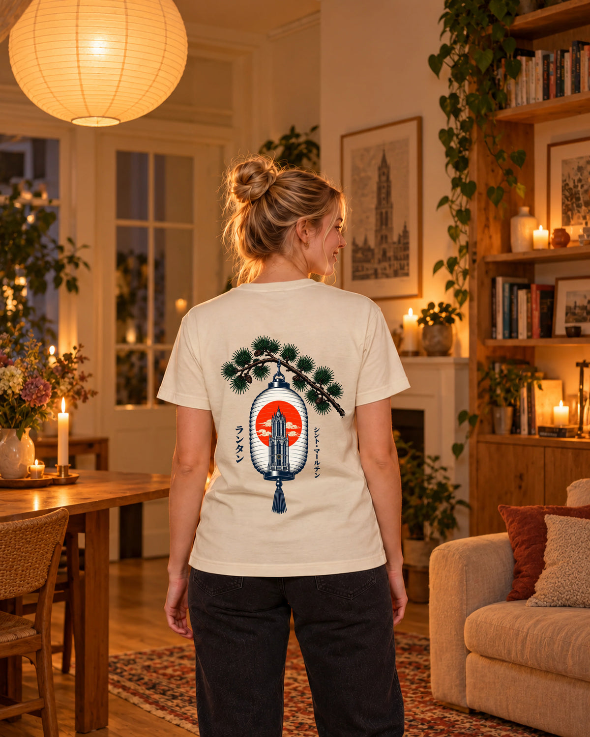 Kata Tee 型 | Lantern — rugaanzicht met origineel ontwerp — binnen bij kaarslicht