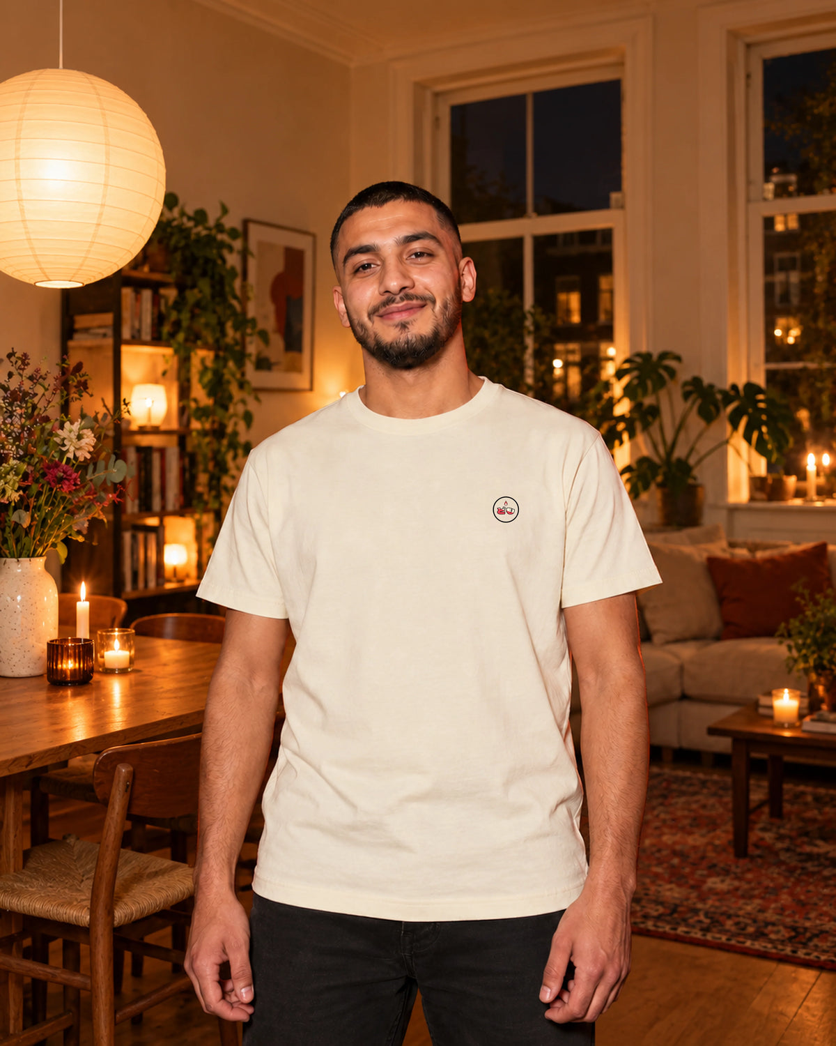 Kata Tee 型 | Lantern — vooraanzicht met origineel borstlogo — binnen bij kaarslicht