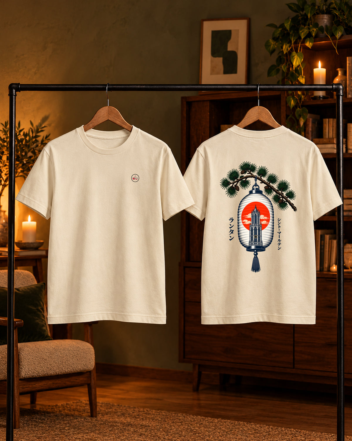 Kata Tee 型 | Lantern — Parchment — voor- en achterkant aan houten hangers in huis met kaarslicht