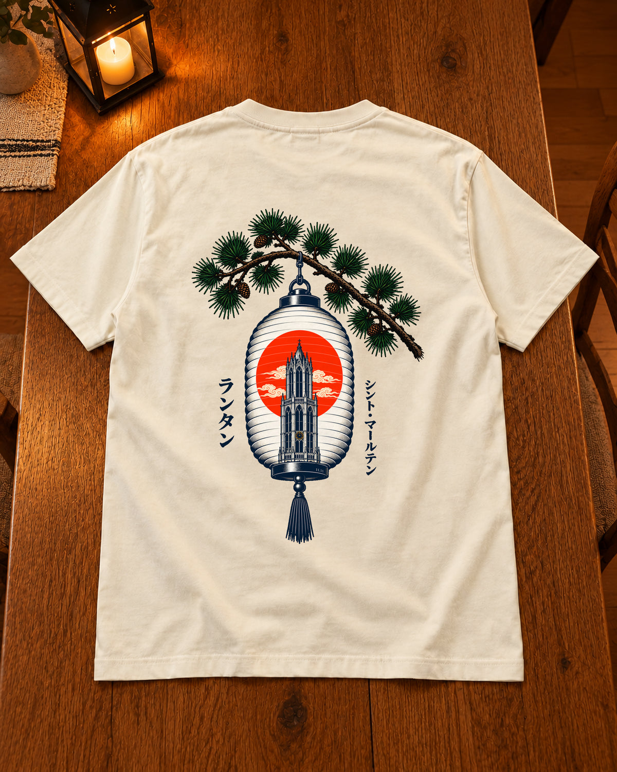 Kata Tee 型 | Lantern — Parchment — volledig kledingstuk met rugontwerp op een tafel thuis bij kaarslicht