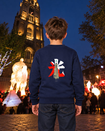 Nagasode Mini 長袖 | Candle — kindermodel buiten bij de Domtoren — rugaanzicht 1