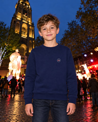 Nagasode Mini 長袖 | Candle — kindermodel buiten bij de Domtoren — vooraanzicht met borstlogo