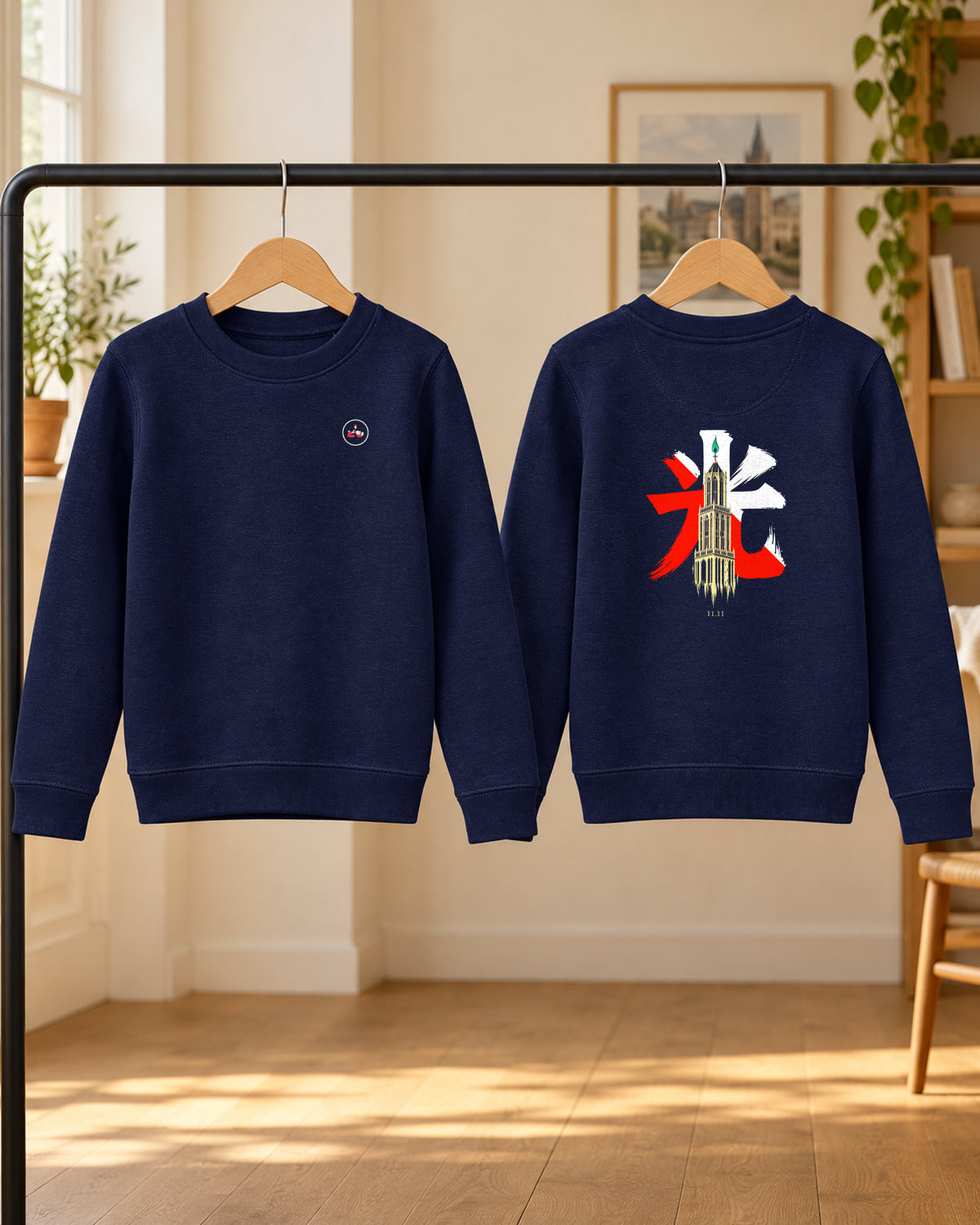 Nagasode Mini 長袖 | Candle — voor- en achterkant aan houten hangers