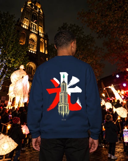 Nagasode Sweater 長袖 | Candle — Navy — model van achteren tijdens Sint Maarten op het Domplein