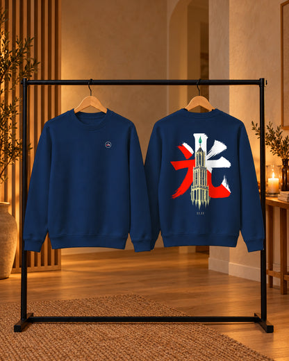 Nagasode Sweater 長袖 | Candle — Navy — voor- en achterkant aan houten hangers in huis met kaarslicht