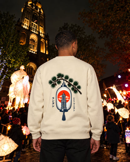 Nagasode Sweater 長袖 | Lantern — Parchment — model van achteren tijdens Sint Maarten op het Domplein