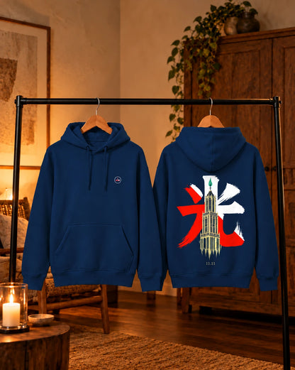 Nukumori Hoodie 温もり | Candle — Navy — voor- en achterkant aan houten hangers in huis met kaarslicht