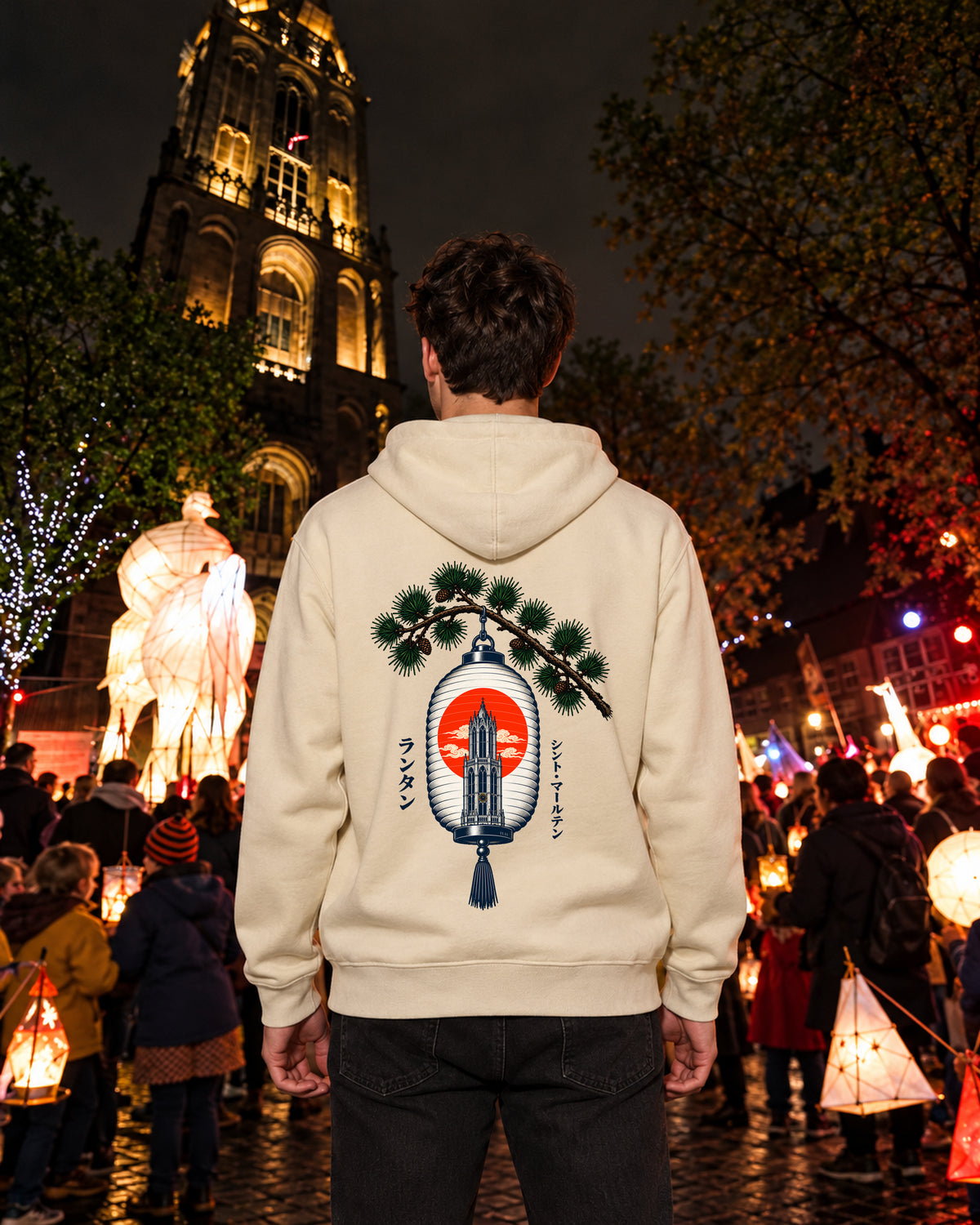 Nukumori Hoodie 温もり | Lantern — Parchment — model van achteren tijdens Sint Maarten op het Domplein