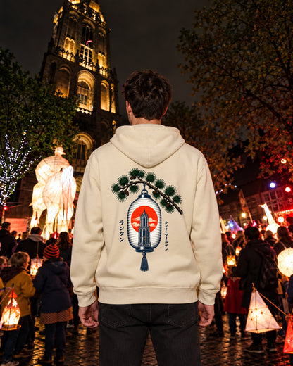 Nukumori Hoodie 温もり | Lantern — Parchment — model van achteren tijdens Sint Maarten op het Domplein