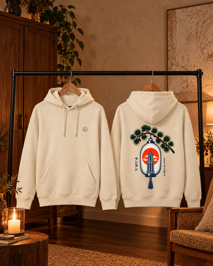 Nukumori Hoodie 温もり | Lantern — Parchment — voor- en achterkant aan houten hangers in huis met kaarslicht