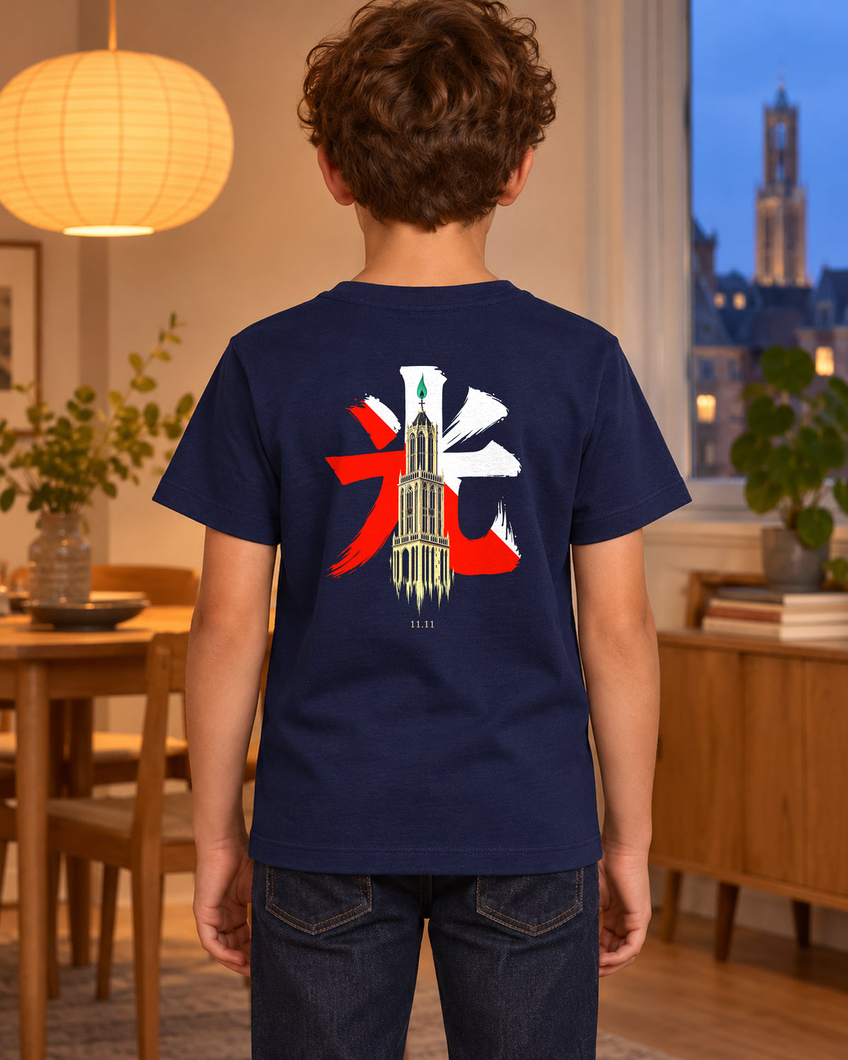 Wakaba Kids Tee 若葉 | Candle — kindermodel binnen — rugaanzicht 1