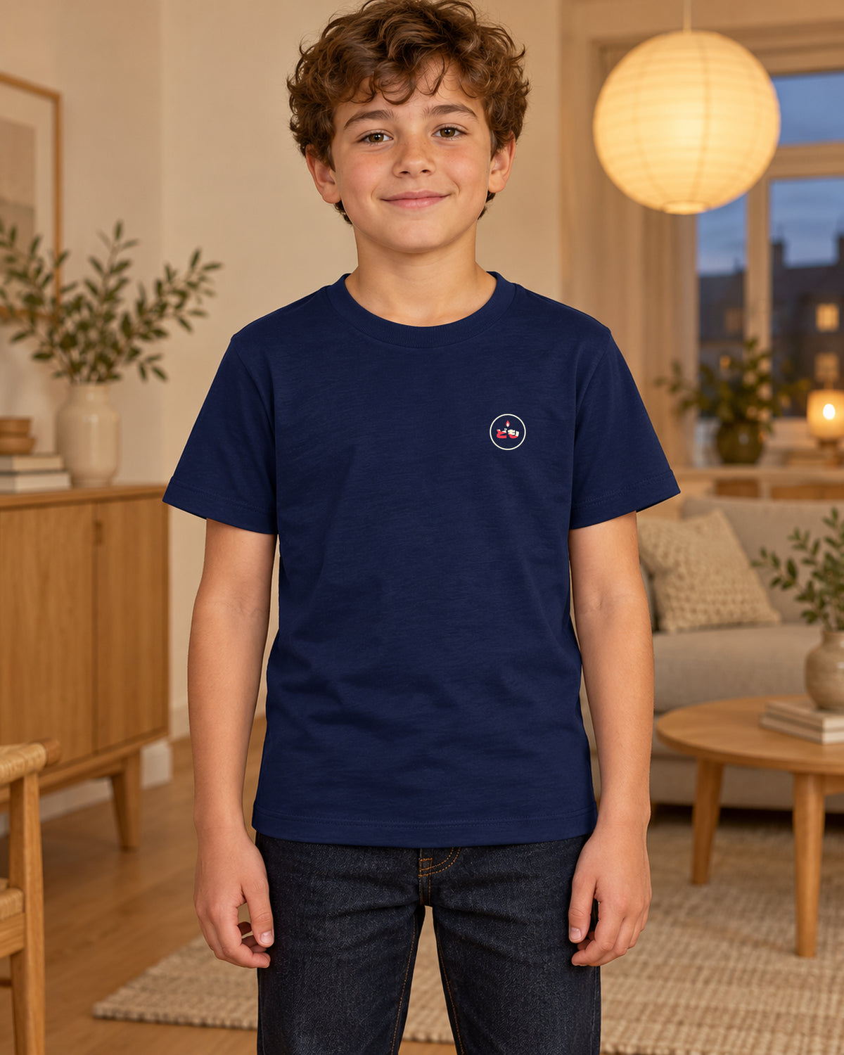 Wakaba Kids Tee 若葉 | Candle — kindermodel binnen — vooraanzicht met origineel borstlogo