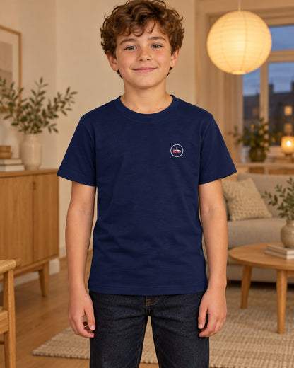 Wakaba Kids Tee 若葉 | Candle — kindermodel binnen — vooraanzicht met origineel borstlogo