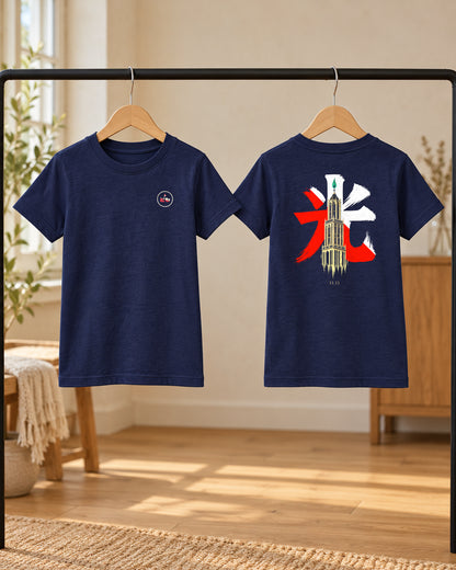 Wakaba Kids Tee 若葉 | Candle — voor- en achterkant aan houten hangers