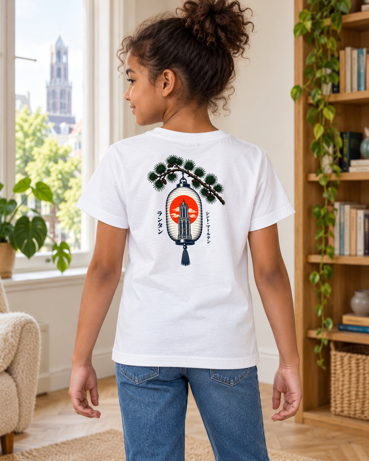 Wakaba Kids Tee 若葉 | Lantern — kindermodel binnen — rugaanzicht 2