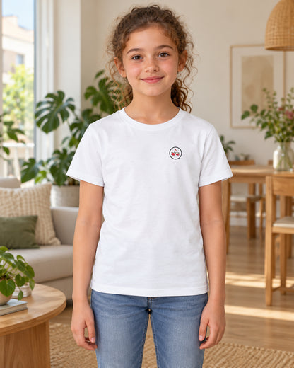 Wakaba Kids Tee 若葉 | Lantern — kindermodel binnen — vooraanzicht met borstlogo
