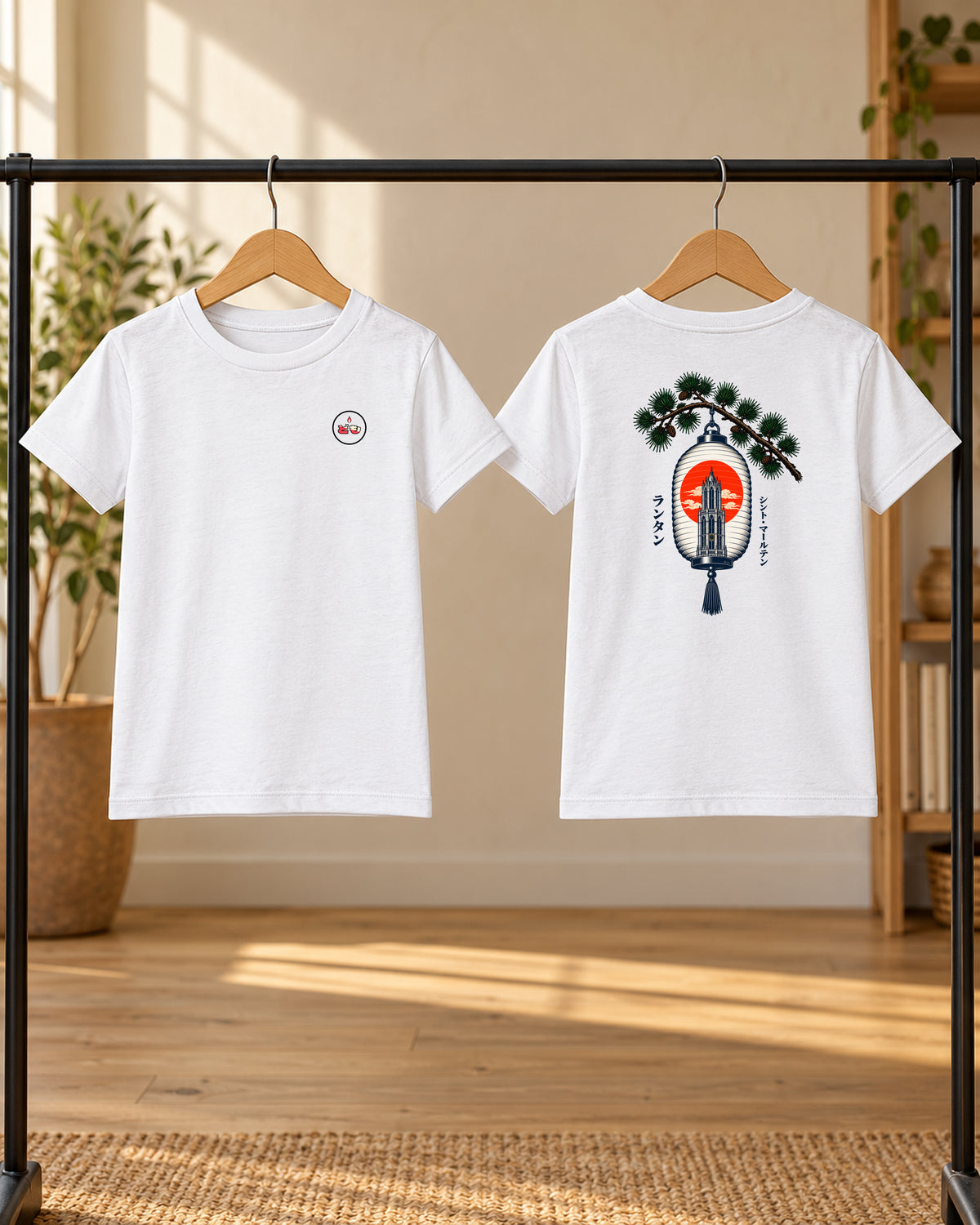Wakaba Kids Tee 若葉 | Lantern — voor- en achterkant aan houten hangers