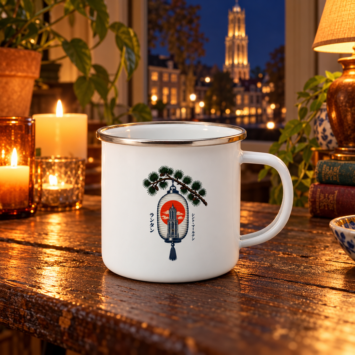 Cha Mug Lantern, designzijde met oor rechts, avondfoto bij kaarslicht