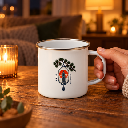 Cha Mug Lantern, ontwerp zichtbaar met het oor rechts, in de hand bij kaarslicht