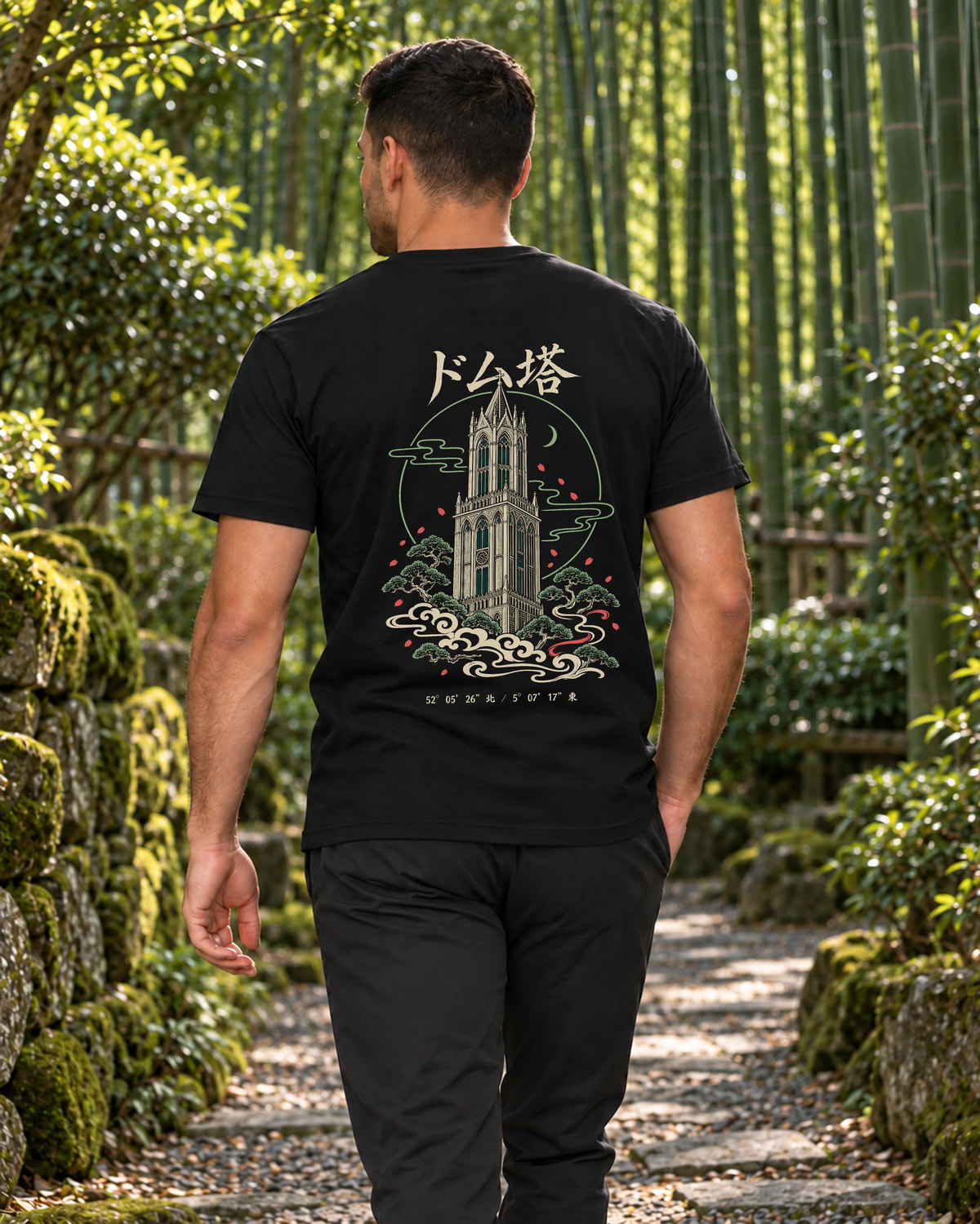 Kata Tee Zen Dark – achterzijde met Domtorenprint in een bamboebos