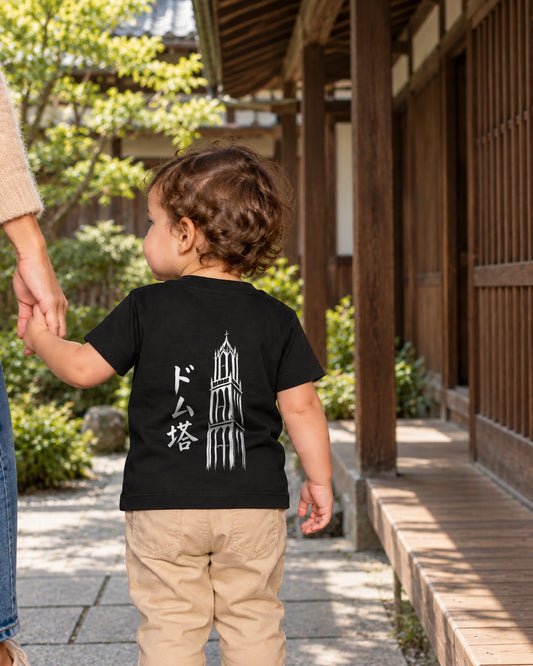 Hina Baby Tee 雛 | Ink — back view showing the artwork in a Japanese wooden courtyard