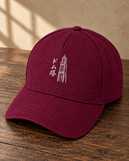 Kage Cap 影 | Burgundy — schuin aanzicht op een houten tafel met wit Ink-ontwerp