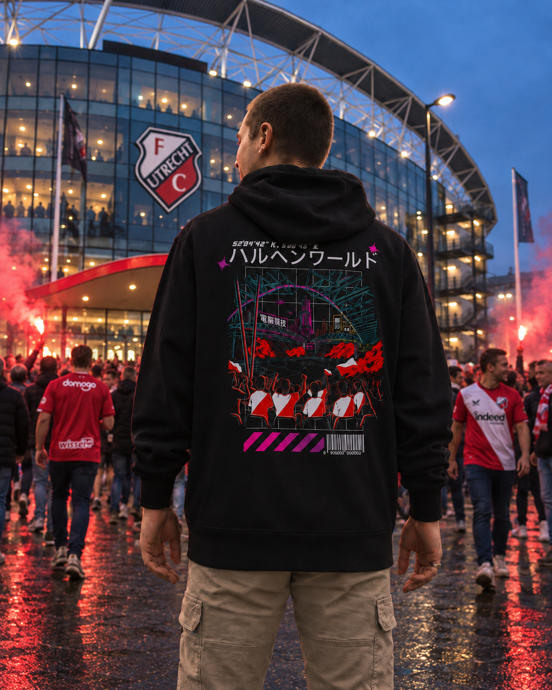 Kata Hoodie Neo in zwart, achteraanzicht met Galgenwaard-rugprint bij de stadioningang in de avond