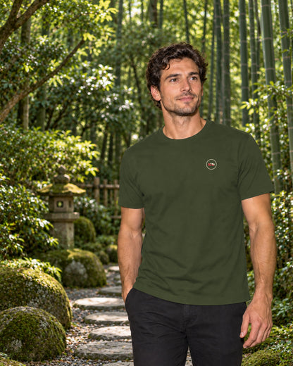 Kata Tee 型 | Zen Dark — donkerkhaki vooraanzicht